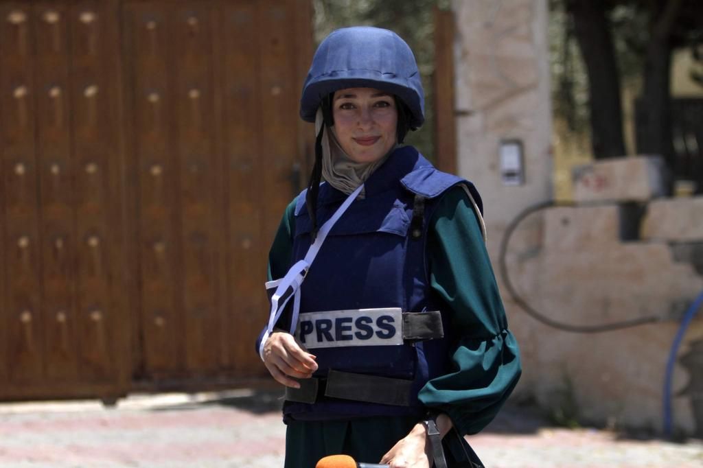 الصحفية فيحاء مصابة بذراعها اليمنى