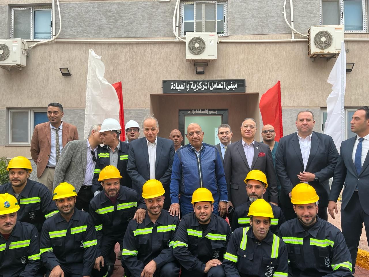 وزير قطاع الأعمال في صورة تذكارية مع عمال شركة النصر للكيماويات