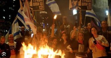 BBC: آلاف الإسرائيليين يحتجون فى تل أبيب للمطالبة بصفقة لتحرير الرهائن من غزة