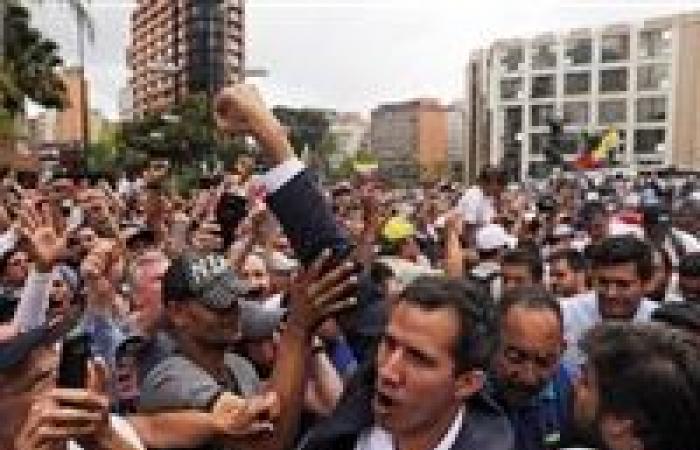 "دعوات زعيم المعارضة للتظاهر".. آخر تطورات الأزمة في فنزويلا