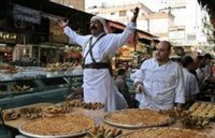 "اختصار ساعات العمل والاعتكاف ليلة الـ27".. مظاهر احتفال السوريين بشهر رمضان