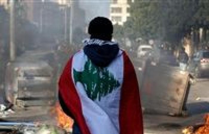 غضب شعبي واستقالات.. ماذا يحدث في لبنان؟