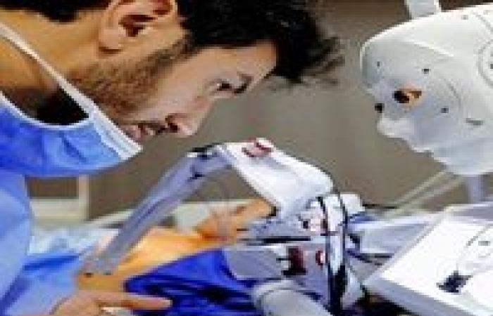 "الفجر" تحاور مخترع روبوت كورونا: دوبلير للطبيب.. وأتبرع به للدولة (صور)