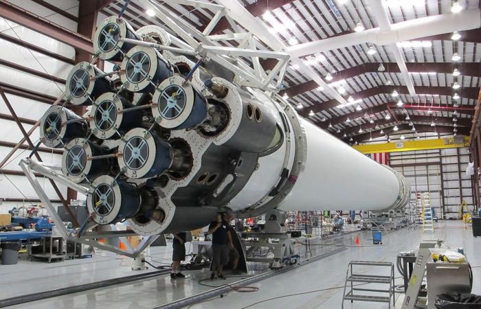 تعرف على مراحل تطور صاروخ فالكون من SpaceX منذ 2005.. صور