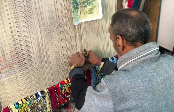 محمد عاشور قصة إبداع فى صناعة السجاد اليدوى عمرها 57 عاما.. تعلم المهنة فى الـ5 من عمره ويعرض لوحاته فى بازارات سقارة.. ويؤكد: "السجاد اليدوى يعيش العمر كله وما يتاقلش بمال"