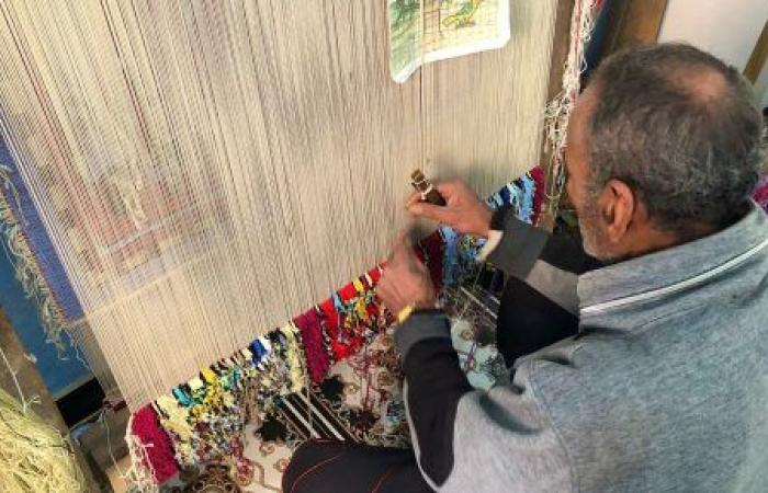 محمد عاشور قصة إبداع فى صناعة السجاد اليدوى عمرها 57 عاما.. تعلم المهنة فى الـ5 من عمره ويعرض لوحاته فى بازارات سقارة.. ويؤكد: "السجاد اليدوى يعيش العمر كله وما يتاقلش بمال"