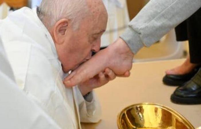 البابا فرانسيس يكسر التقاليد.. يغسل أقدام النساء فقط بالطقوس السنوية "فيديو"