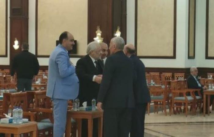 رئيس مجلس الشيوخ يقدم العزاء لأسرة الراحل أحمد فتحى سرور بمسجد المشير طنطاوى