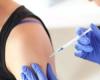 إيطاليا تبدأ تجاربها البشرية على لقاح فيروس كورونا.. أول متطوعة تتلقى اللقاح التجريبى فى الـ50 من عمرها.. المرحلة الأولى من التجارب تستغرق 24 أسبوعا بـ90 متطوعا.. وتوقعات بإتاحة العقار منتصف 2021