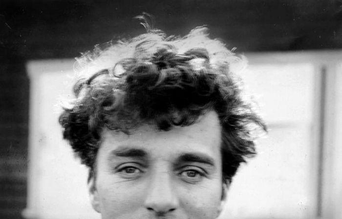 Charlie Chaplin كما لم تعرفه من قبل فى 12 صورة.. شارلى شابلن فتى وسيم بعيدا عن شخصية المتشرد ذى الشارب.. وعاش حياة مليئة بالاضطرابات العاطفية.. وأصيبت أمه بالجنون فترك التعليم.. ومات بجلطة بالمخ أثناء نومه