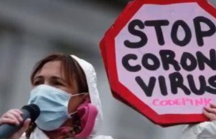 اكتشاف فيروس كورونا جديد يمكنه العدوى حتى 49 يومًا.. الفيروس تمحور منذ شهر إلى نوع أكثر شراسة بنسبة 70% من الحالات و30% لم يحدث تحور داخل أجسامهم.. والعلماء يحددون 8 سلالات من الفيروس حتى الآن