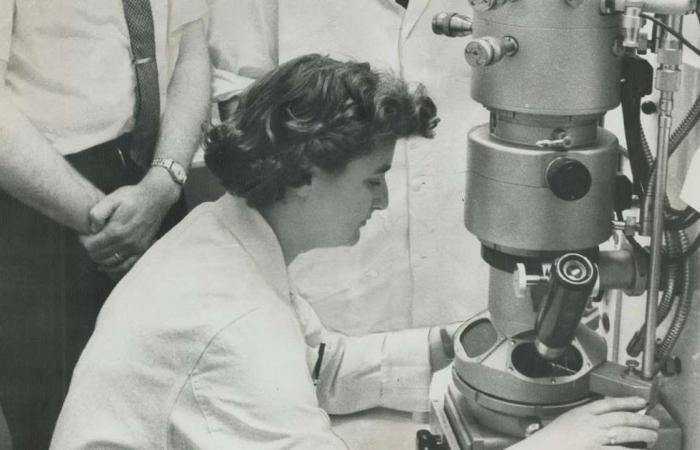 القصة الكاملة لـ"جون ألميدا" أول عالمة فيروسات اكتشغت "كورونا" منذ عام 1964..  رأته تحت المجهر نقطة رمادية مستديرة حولها هالة.. ولم يصدق علماء عصرها أنه فيروس جديد.. وبعد نصف قرن يدرك الجميع أهمية اكتشافها