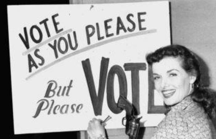 تطور التصويت فى الانتخابات الأمريكية عبر التاريخ.. استخدام آلات الرفع لأول مرة عام 1889.. اللجوء إلى أجهزة التبديل عام 1905.. التصويت بالبطاقات المثقوبة لم يستمر طويلا.. و1910 شهدت وصول الآلات الأوتوماتيكية