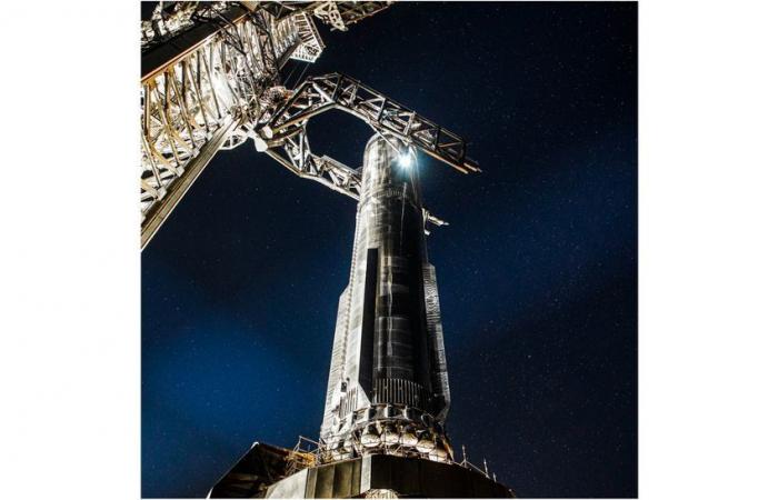 SpaceX تنقل معزز Super Heavy إلى منصة الإطلاق لإجراء بعض الاختبارات.. صور