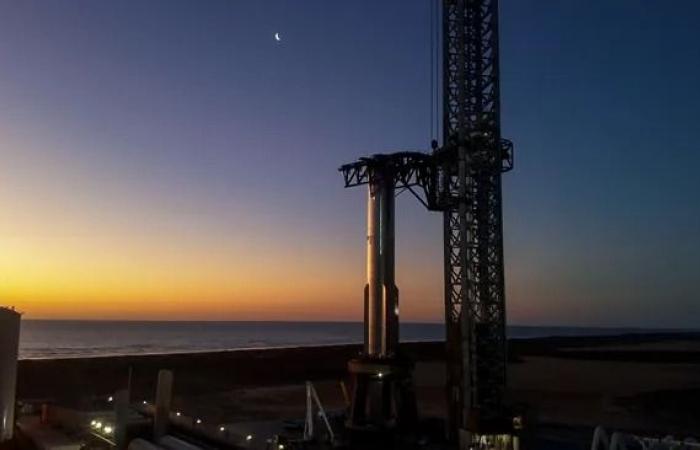 SpaceX تنقل معزز Super Heavy إلى منصة الإطلاق لإجراء بعض الاختبارات.. صور