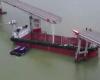 مصرع 2 وفقدان 3 آخرين إثر اصطدام سفينة حاويات بجسر فى الصين.. صور