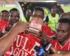 رئيسة تنزانيا توزع مكافأة التأهل الأفريقى على لاعبى سيمبا فى أرض الملعب